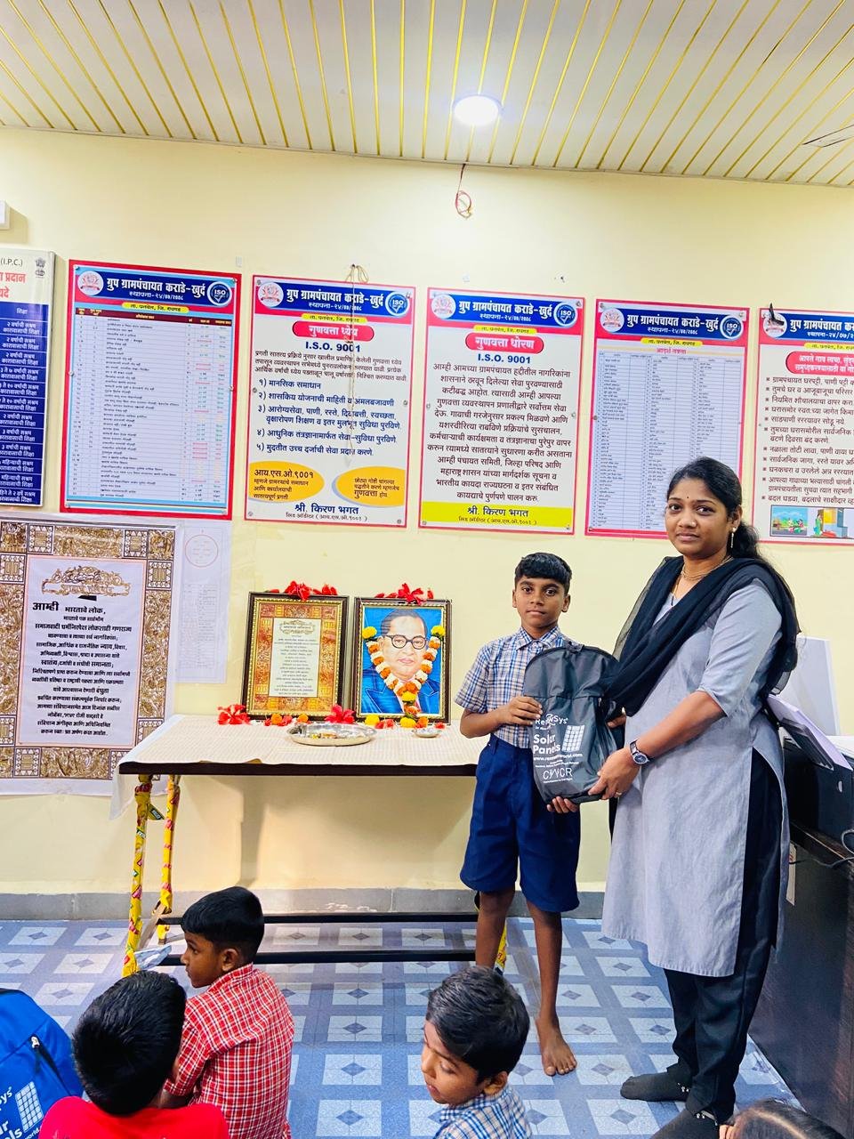 विद्यार्थ्यांना शालेय साहित्य वाटप कार्यक्रम